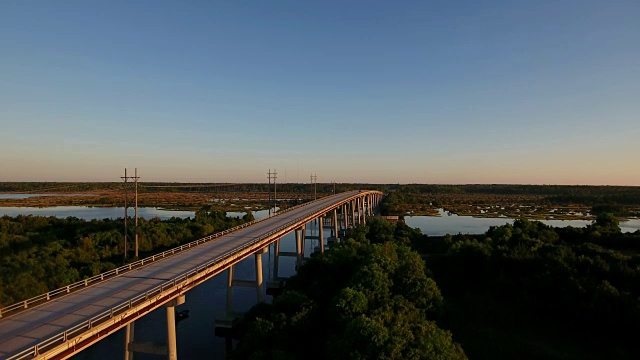 上升的空中顶帆岛大桥清晨建立照片