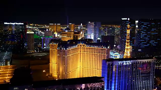 拉斯维加斯，内华达航拍拉斯维加斯大道的夜晚