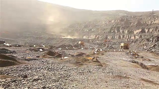 带孔爆破平台，露天矿山爆破，铁矿采石场工作全景图