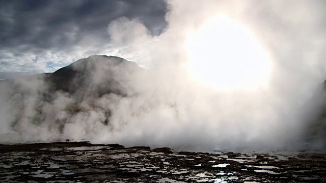 智利El Tatio间歇泉山谷的温泉产生热蒸汽。