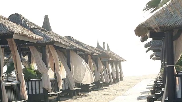 在有风的日子里，沙滩伞在海边