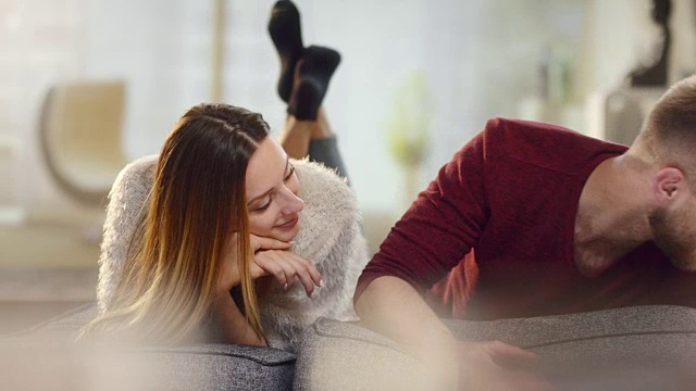 详情图-美丽的年轻女士正在拆礼品盒和亲吻她的男朋友