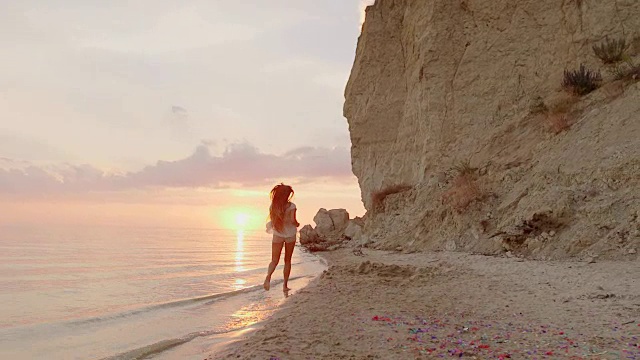 女性在夕阳下奔跑
