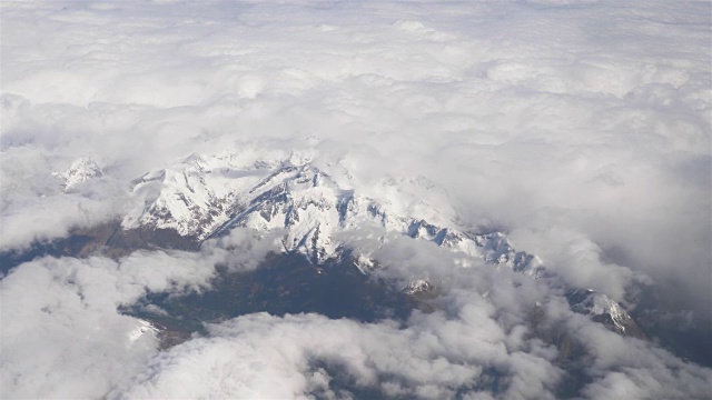 高空拍摄的阿尔卑斯山脉，4k