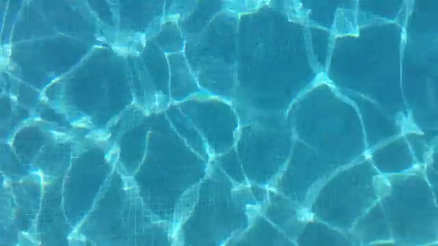 详情图-20秒的游泳池水面从上面起涟漪。