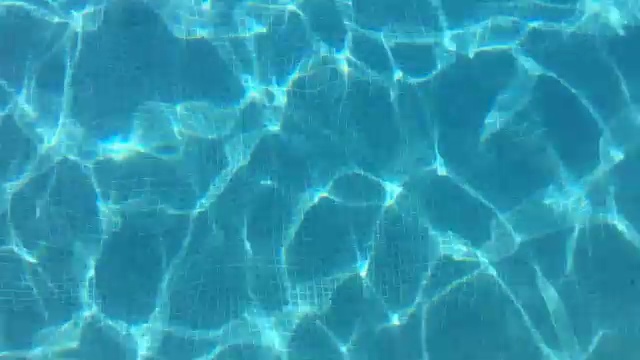 详情图-20秒的游泳池水面从上面起涟漪。