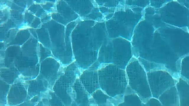 详情图-20秒的游泳池水面从上面起涟漪。