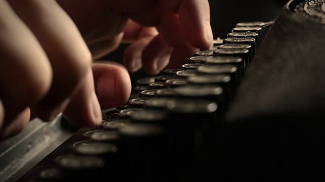 在黑暗的新闻报社办公室里用一台旧打字机打字