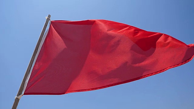详情图-海滩上有红旗。缓慢的运动。