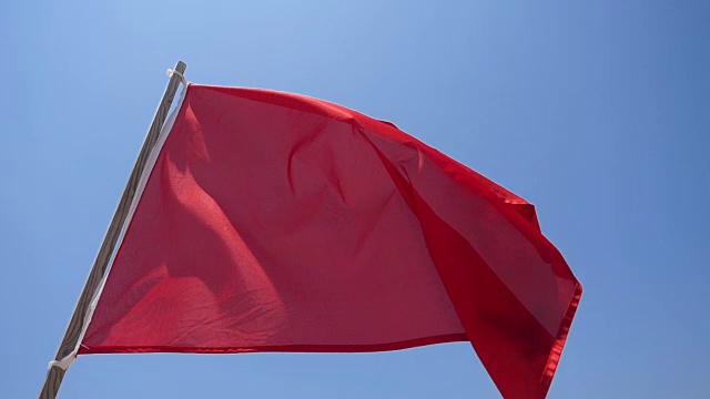 详情图-海滩上有红旗。缓慢的运动。