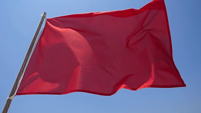详情图-海滩上有红旗。缓慢的运动。