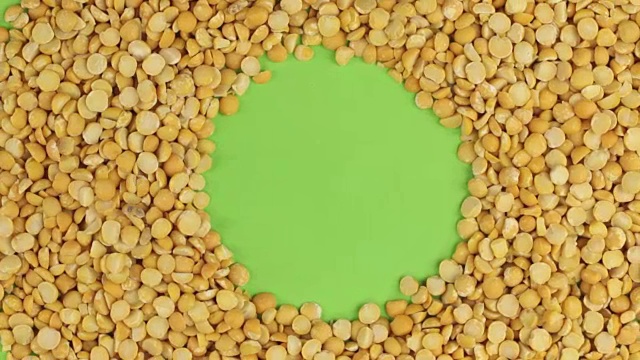 詳情圖-旋轉的豌豆粒躺在綠色的屏幕上，色度鍵。