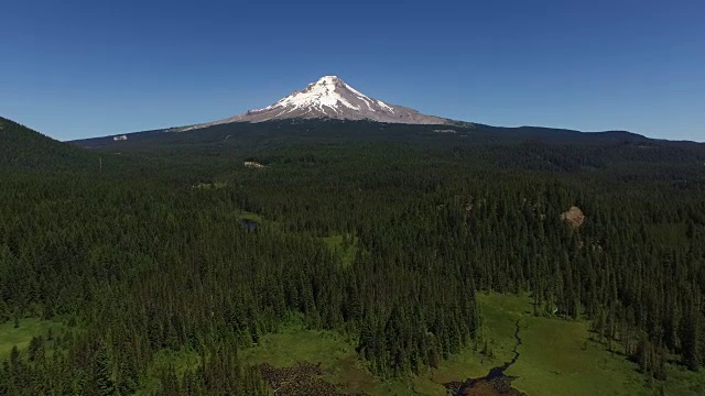 详情图-美国俄勒冈州的延龄湖和胡德山的航拍照片