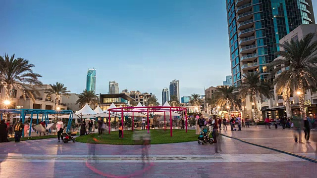 阿拉伯联合酋长国日落黄昏迪拜购物中心市中心burj广场拥挤的全景4k时间流逝
