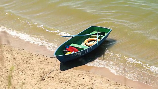 海上的船在海边，在夏天的原始海滩。海滩上的渔船