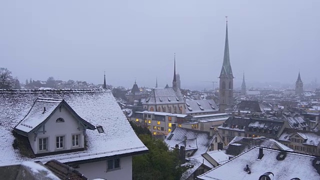 瑞士黄昏冬天雪屋顶苏黎世观景台城市全景4k