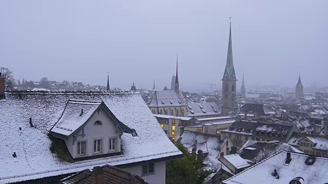 瑞士黄昏冬天雪屋顶苏黎世观景台城市风景教堂全景4k