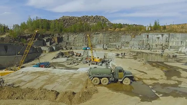 飞过采石场。提取花岗岩石材。航空摄影测量
