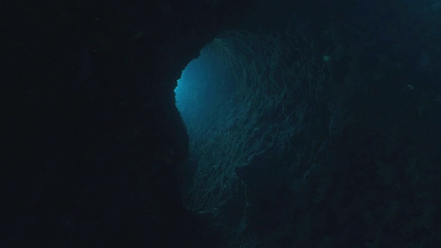 在黑暗的水下隧道里移动