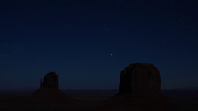 夜晚时光流逝:纪念碑谷平顶山上令人惊叹的星夜