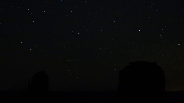 夜晚时光流逝:纪念碑谷平顶山上令人惊叹的星夜