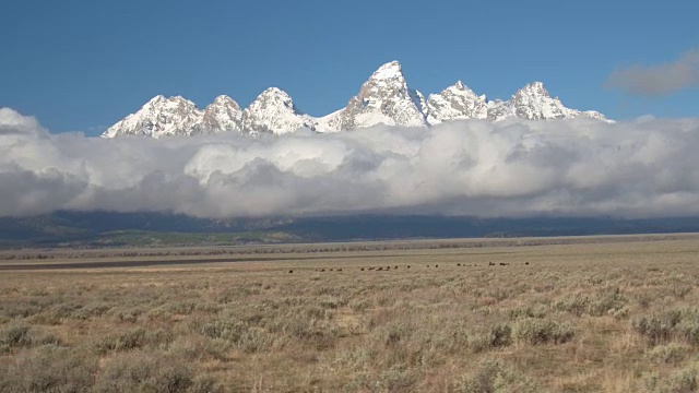 空中摄影:雄伟的大提顿山脉耸立在怀俄明州的浓雾之上