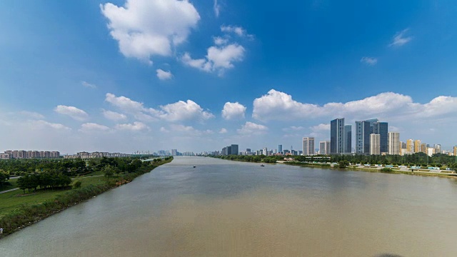 时间流逝长江天际线在南京，中国，阴天