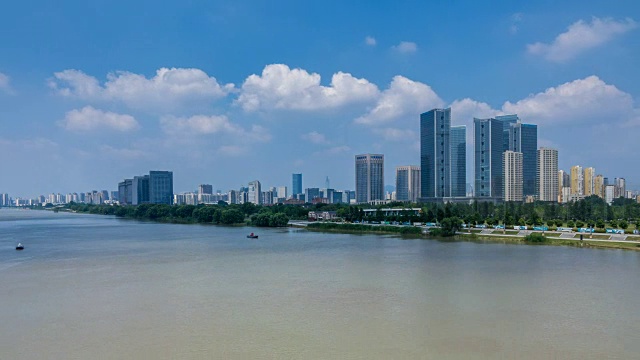 詳情圖-時間流逝長江天際線在南京，中國，陰天