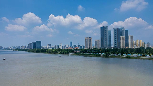 詳情圖-時間流逝長江天際線在南京，中國，陰天