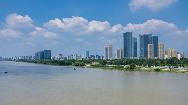 詳情圖-時間流逝長江天際線在南京，中國，陰天