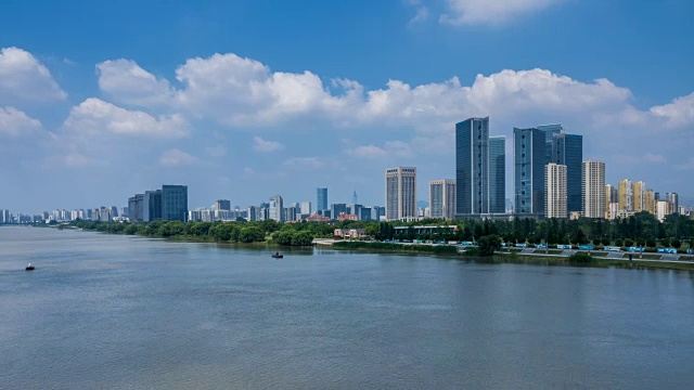 詳情圖-時間流逝長江天際線在南京，中國，陰天