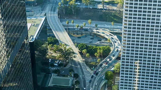詳情圖-洛杉磯市中心從屋頂空中高速公路日時(shí)光流逝