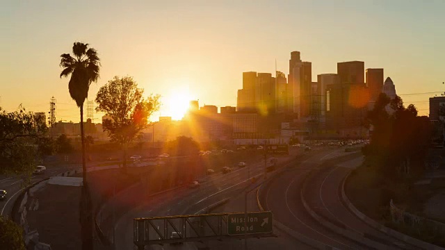 洛杉矶市中心和高速公路白天到晚上日落时间