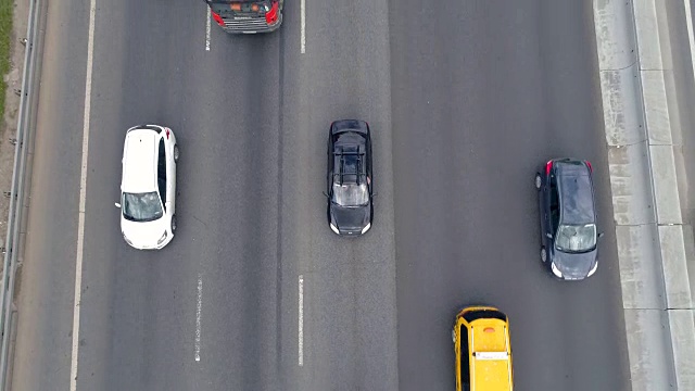 在交通繁忙的高速公路上，汽车、卡车和摩托车朝着一个方向行驶。4 k。