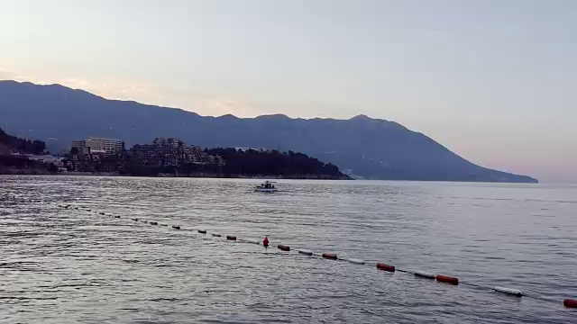 黑山布达瓦市的海滩。晨景，山海及海岸。山中蓝雾，海中浪，直到天边。Budva黑山。多莉。