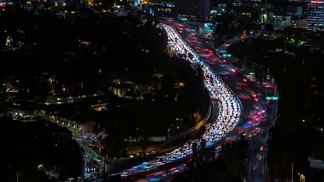 好莱坞高速公路在洛杉矶，加利福尼亚夜时光流逝