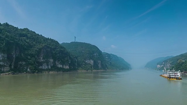 时间流逝在中国长江上的小船上