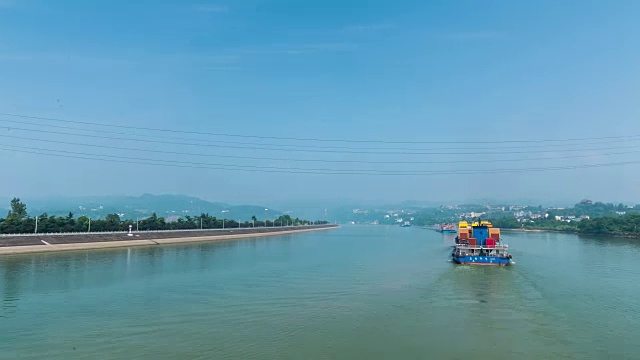 时间流逝在中国长江上的小船上
