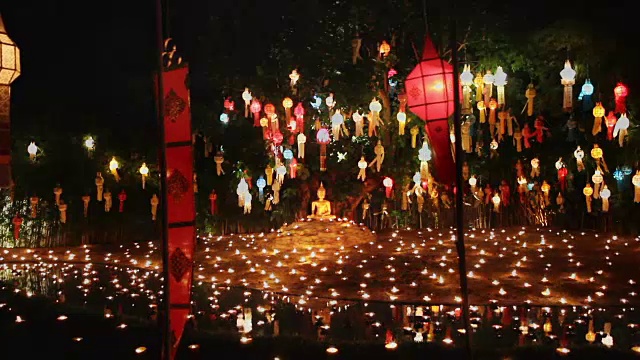 泰国清迈，僧人点燃蜡烛为佛祖祈福