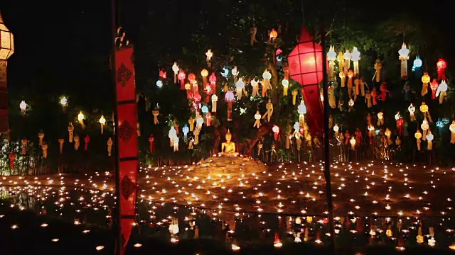 詳情圖-泰國清邁，僧人點燃蠟燭為佛祖祈福