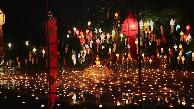 詳情圖-泰國清邁，僧人點燃蠟燭為佛祖祈福