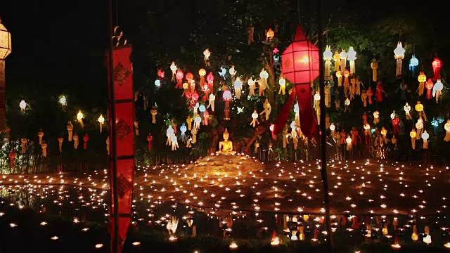 詳情圖-泰國清邁，僧人點燃蠟燭為佛祖祈福