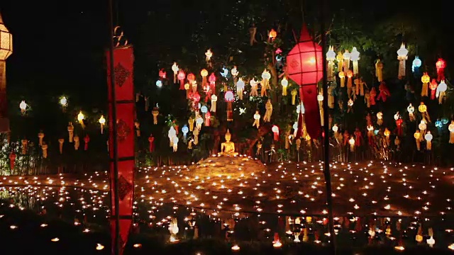 詳情圖-泰國清邁，僧人點燃蠟燭為佛祖祈福