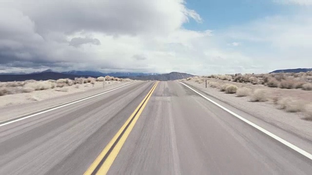 驾驶美国:壮观的过山车公路穿越沙漠，加利福尼亚，美国