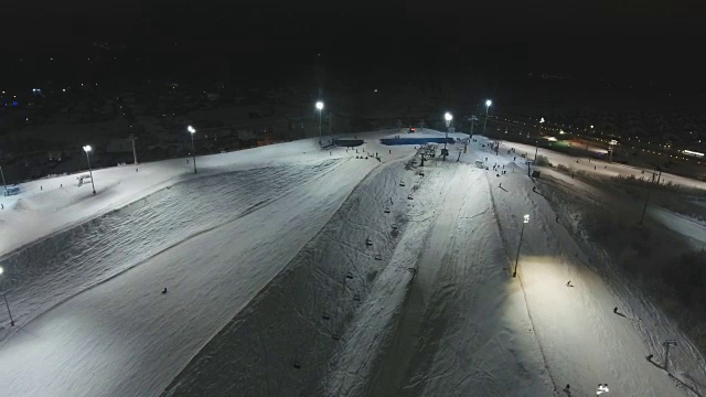 晚上去滑雪胜地。鸟瞰图