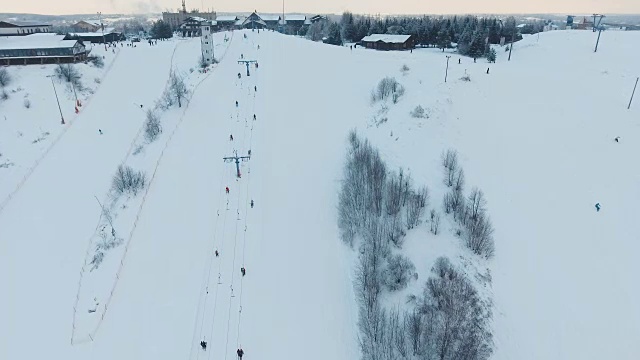 冬季的滑雪胜地。鸟瞰图