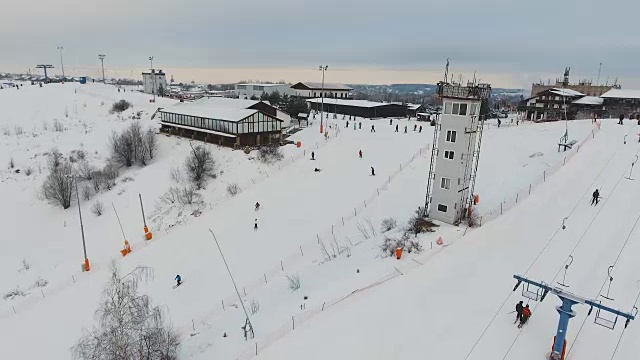 冬季的滑雪胜地。鸟瞰图