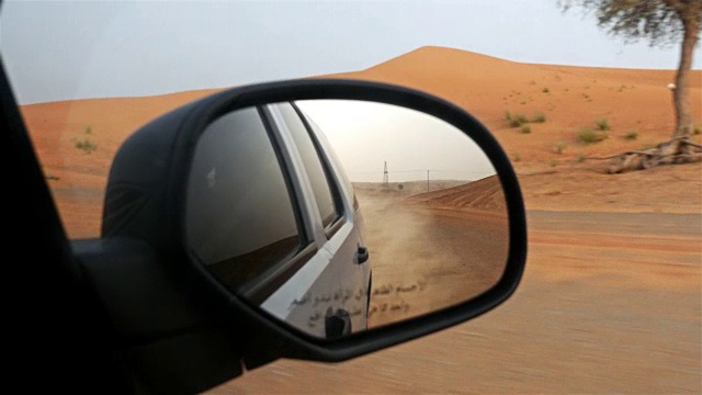 4 × 4越野车带游客在阿联酋迪拜的沙漠冲击safari旅行