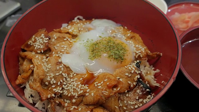 日式料理，日式米饭配上烤牛肉片