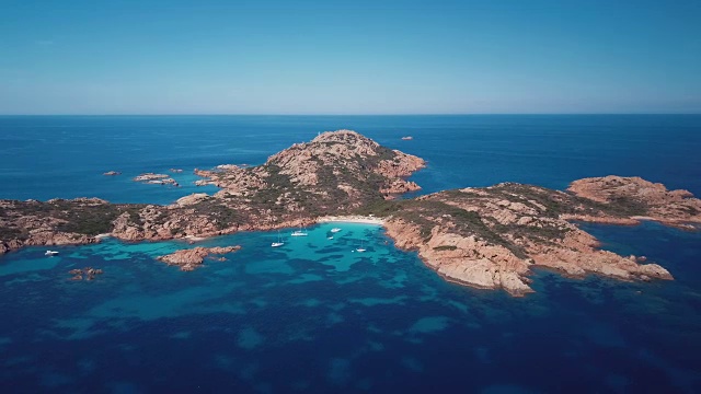 詳情圖-撒丁島莫托里奧島前的船只航拍視頻，這是意大利翡翠海岸令人難以置信的美景
